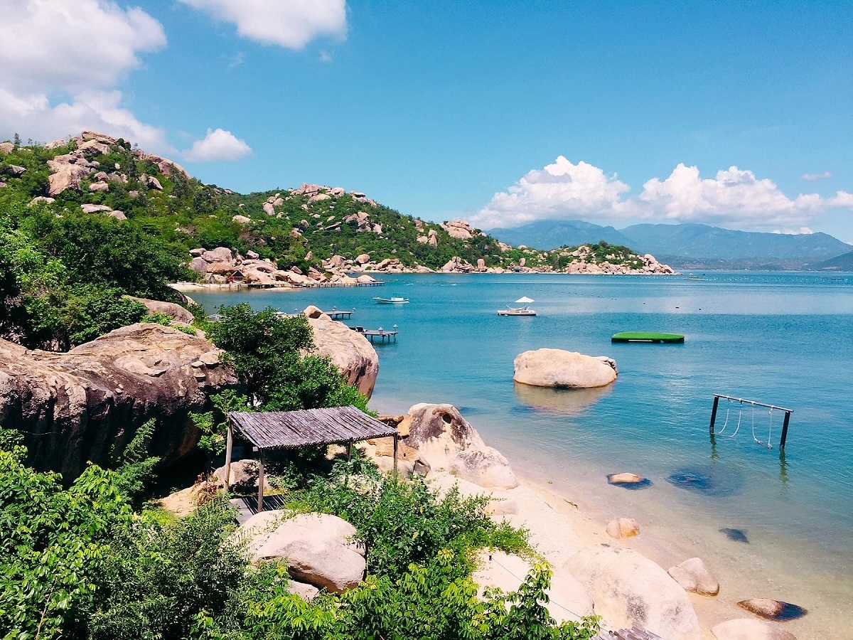 Cam Ranh: Thiên đường nghỉ dưỡng biệt lập và hành trình đẳng cấp cùng chuyên cơ JetVina