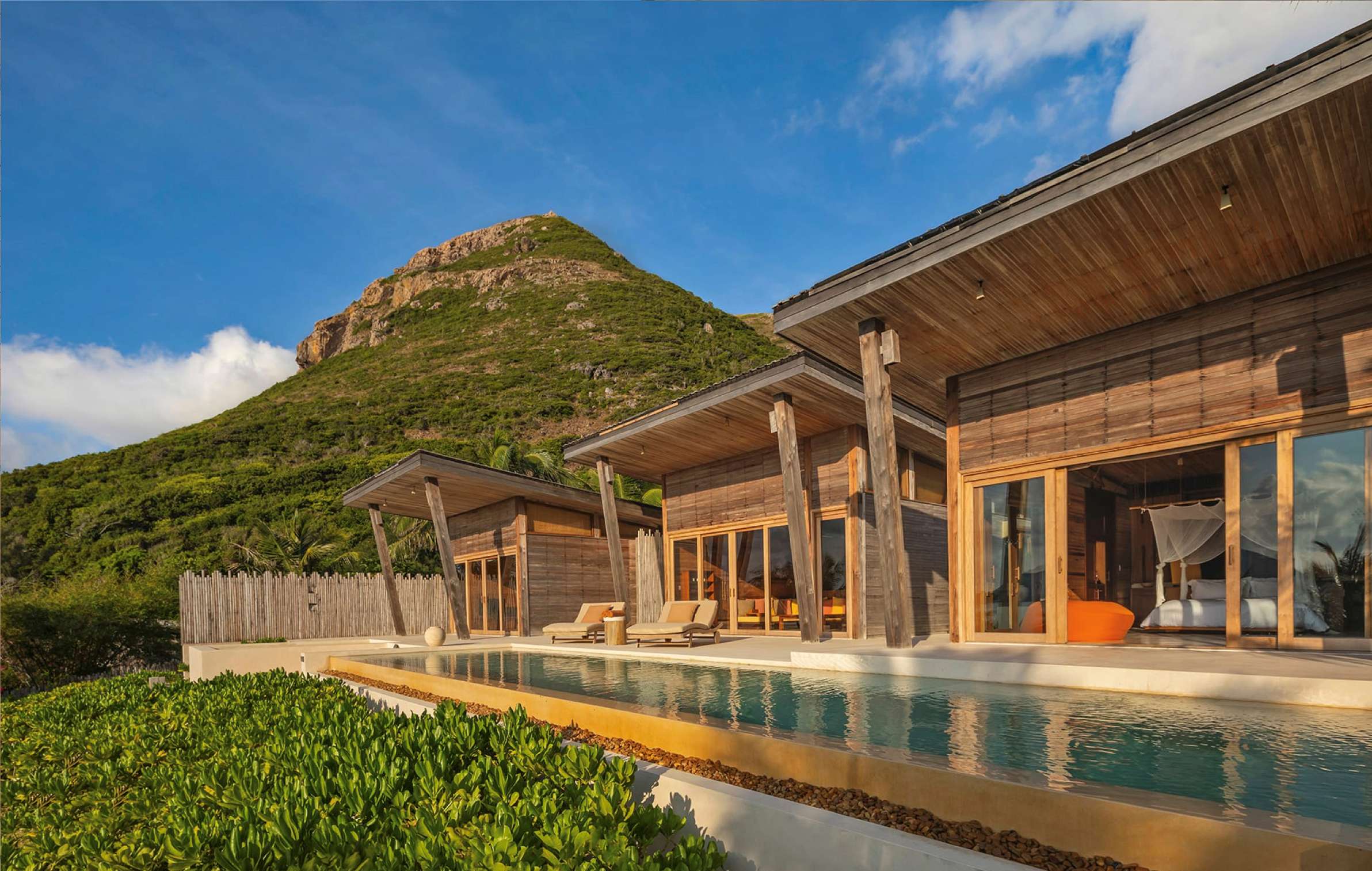 HÀNH TRÌNH ĐẾN CÔN ĐẢO: KẾT HỢP BAY CHUYÊN CƠ, NGHỈ DƯỠNG TẠI SIX SENSES VÀ HOẠT ĐỘNG THẢ RÙA BIỂN ĐỘC BẢN